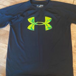 Boys Short sleeve sz M Under Armour athletic shirt